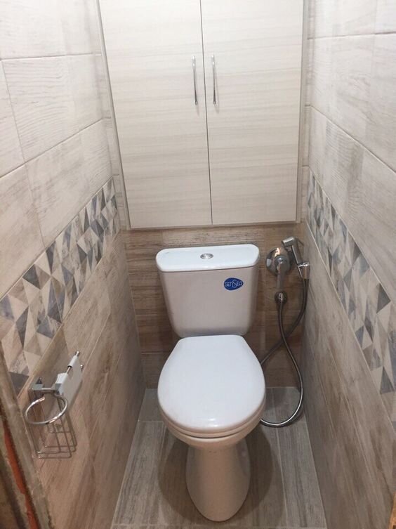 Хрущевские квартиры славятся своим небольшим размером, и ванная комната или туалет в них обычно являются одними из самых узких помещений.-5