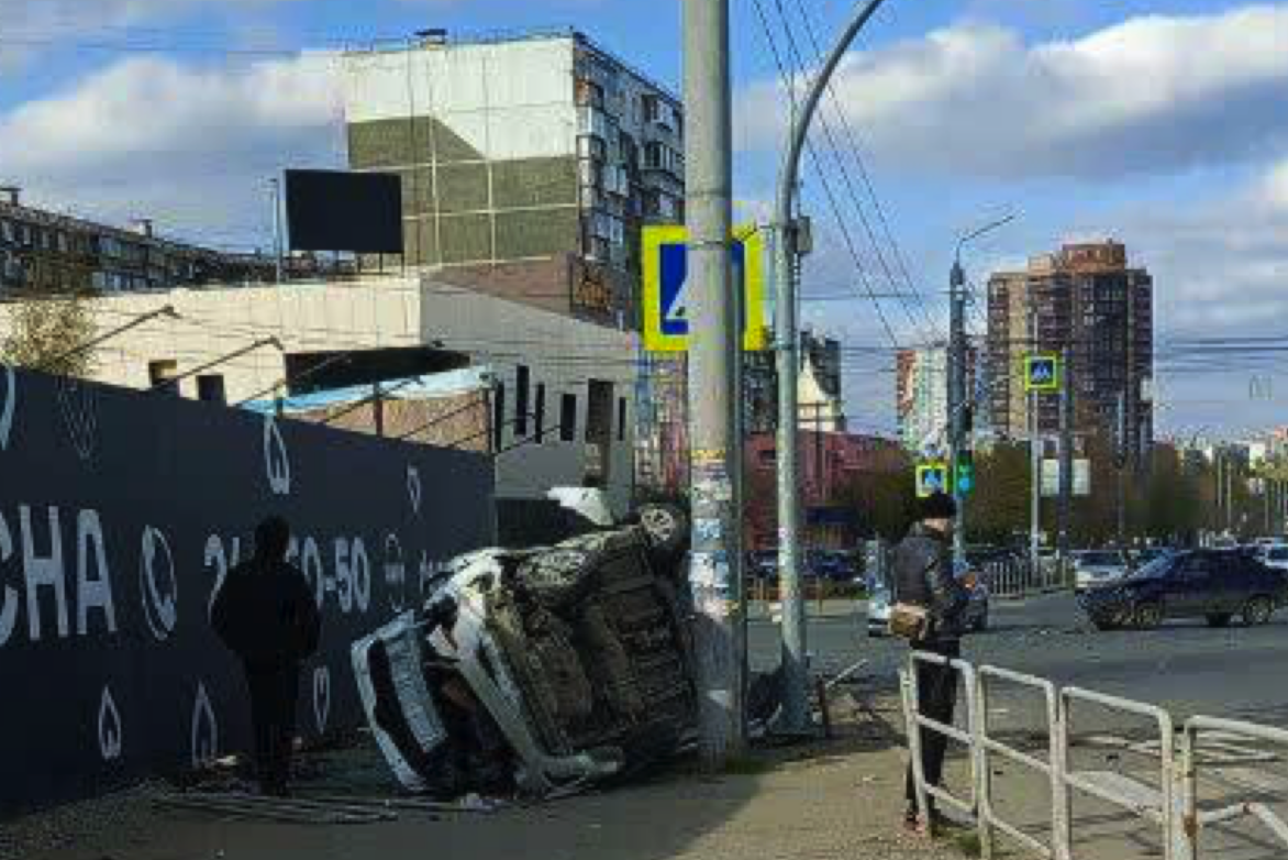 Серьёзное ДТП в Челябинске: на перекрёстке перевернулась иномарка