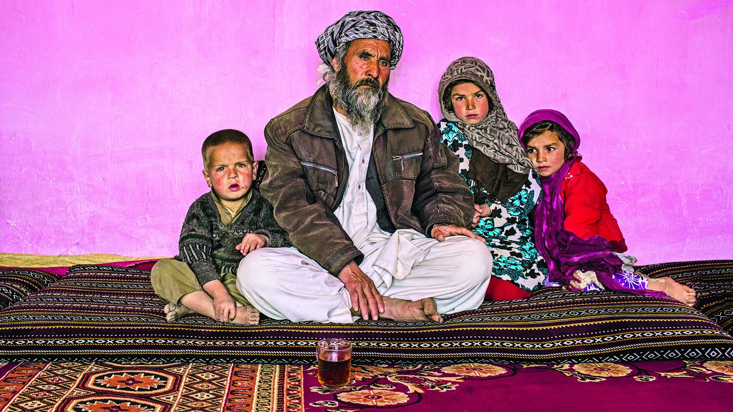 Мама по таджикски. Таджикская семья. Узбекская семья. Семья в Таджикистане. Узбекские дети.