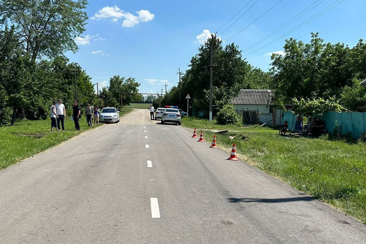 В Адыгее трехлетняя девочка выпала из трактора на дорогу