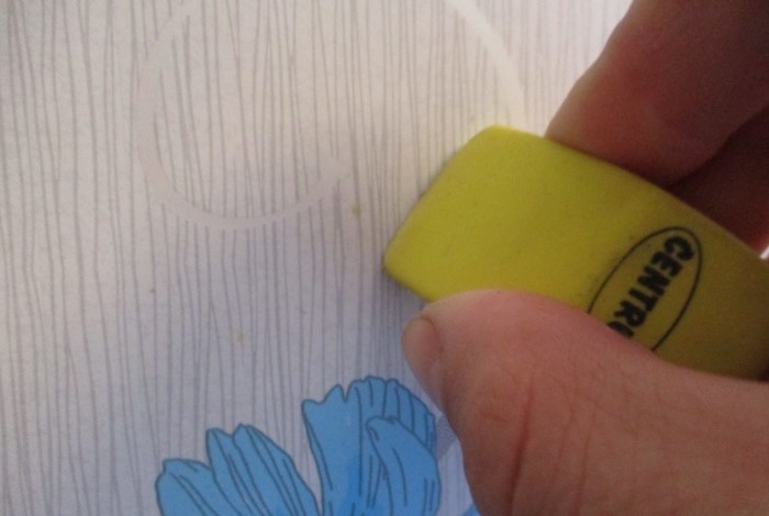 Если поставили жирное пятно на обоях, протрите загрязнение ластиком / Фото: mgorod.kz Если поставили жирное пятно на обоях, протрите загрязнение ластиком / Фото: mgorod.kz