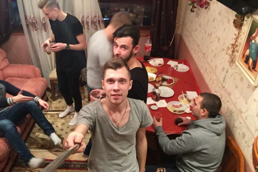 Молодые русские на хате