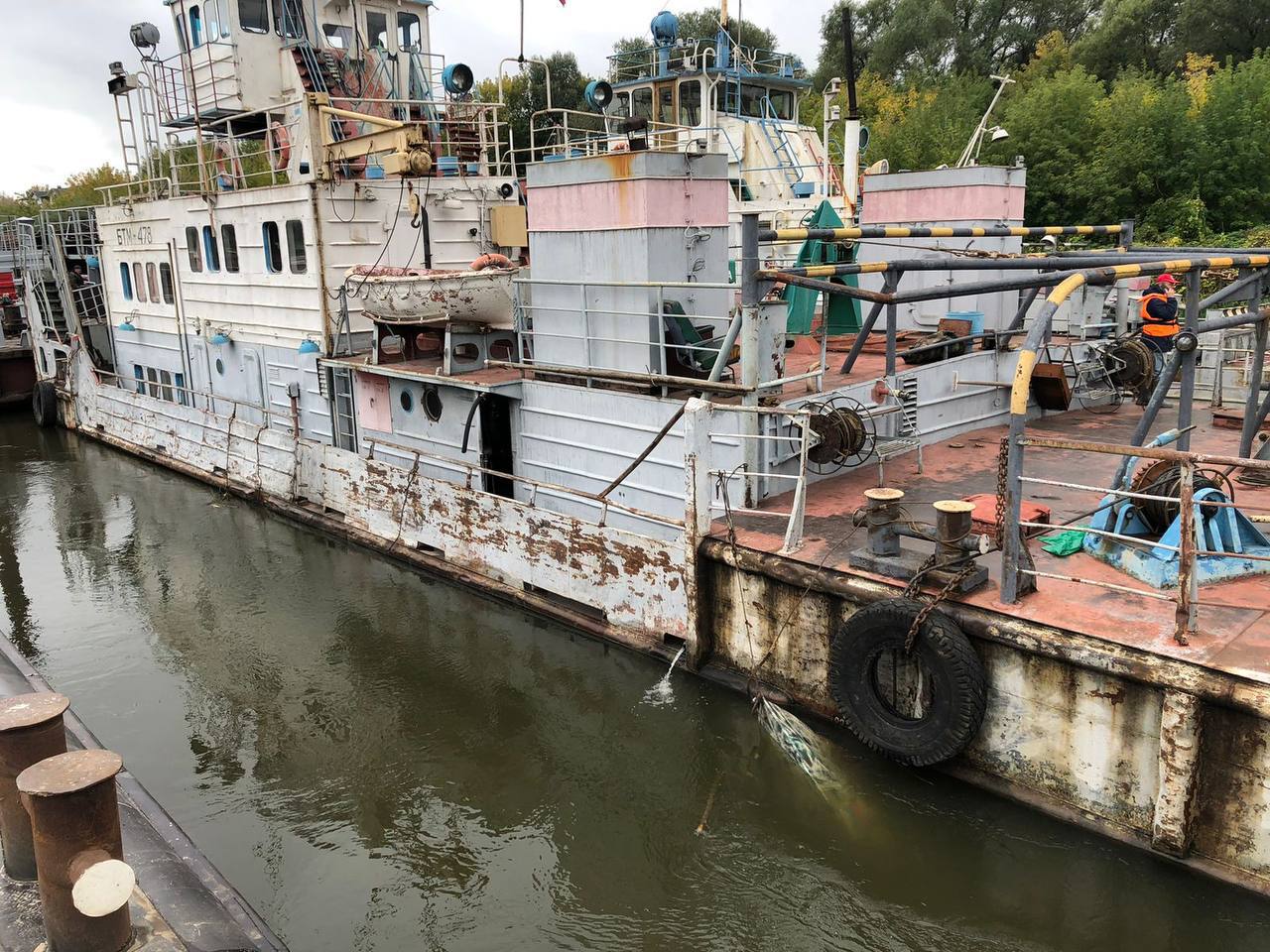 На Оке в Алексине баржа раздавила катер, два человека упали в воду и пропали