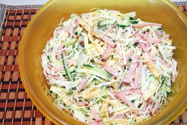 Салат с капустой, огурцом и ветчиной Салат с капустой, огурцом и ветчиной