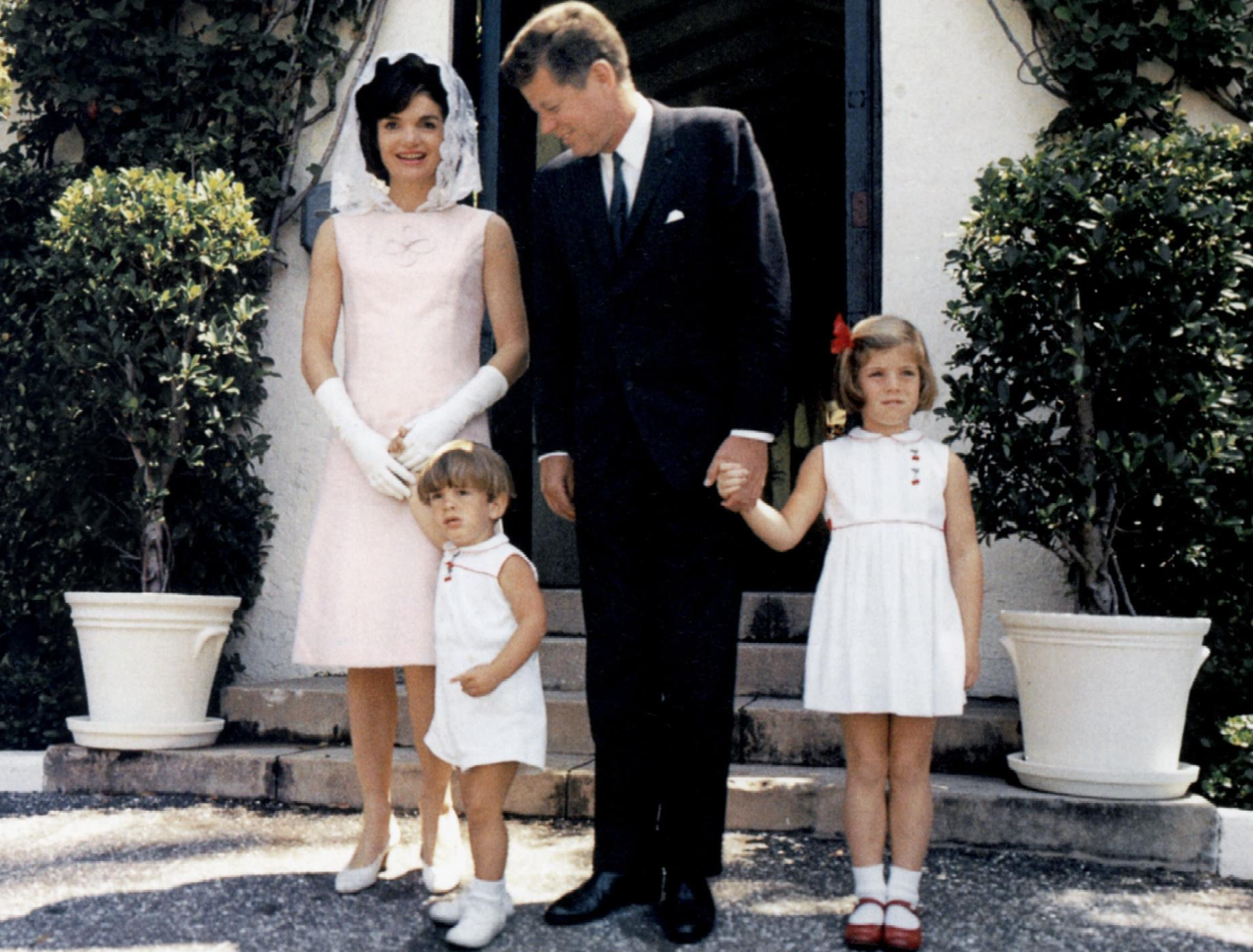 Любимец Америки: что известно о Джоне Кеннеди-младшем Кеннедимладший, Кэролин, Кеннеди, Бессетт, президента, Жаклин, Джона, Однако, после, журнал, Кеннедимладшего, спустя, После, кольцо, всего, только, Лорен, помолвочное, встречался, которым