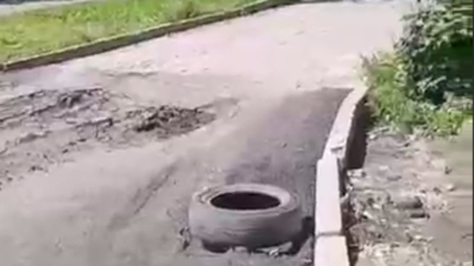 Барнаульцы недовольны плохим ремонтом дороги во дворе