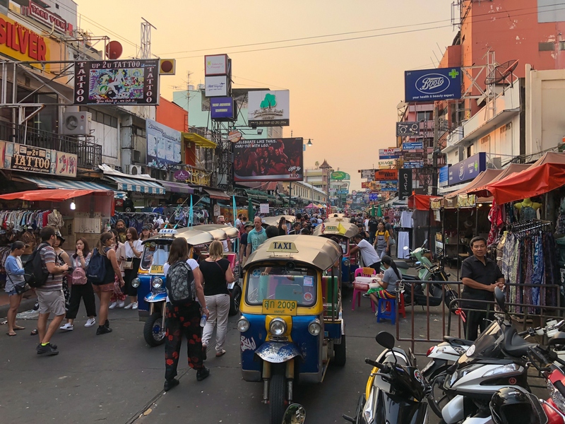 Небольшой, но людный рынок в Бангкоке. 