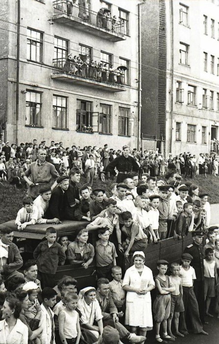 «Вот вы и попали в Москву!» – неслось из толпы граждан, заполнивших тротуары, чтобы своими глазами увидеть гитлеровских вояк, мечтавших войти в советскую столицу победителями./Фото: mtdata.ru