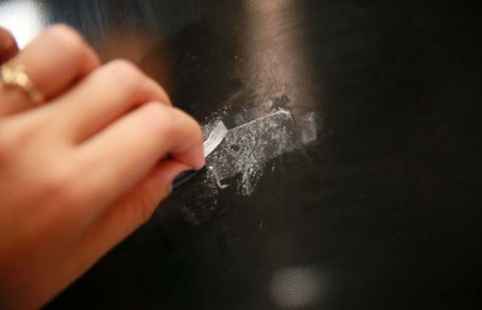 Ластик выполняет функцию мягкого абразива и деликатно удаляет липкие следы / Фото: dinner.breadandsalt.info Ластик выполняет функцию мягкого абразива и деликатно удаляет липкие следы / Фото: dinner.breadandsalt.info