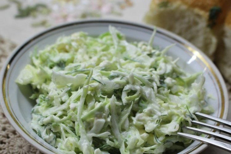 Салат с капустой, огурцами и творогом Салат с капустой, огурцами и творогом