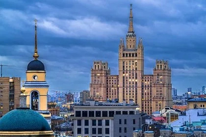 Молодые люди забрались на шпиль высотки в центре Москвы и поплатились