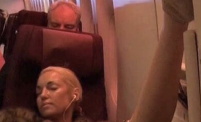 Женщина заснула в самолете вверх ногой и возмутила пассажиров