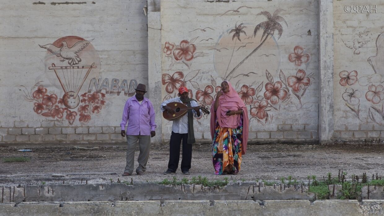 Абиба Бурджани с коллегами-музыкантами в Могадишо.