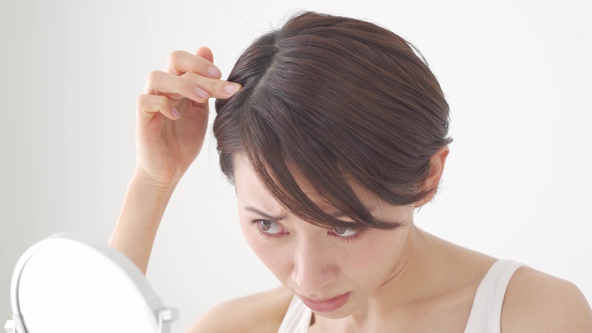 Седые волосы – это один из естественных признаков старения организма. Причиной появления седины является уменьшение производства меланина, пигмента, отвечающего за цвет волос.-2