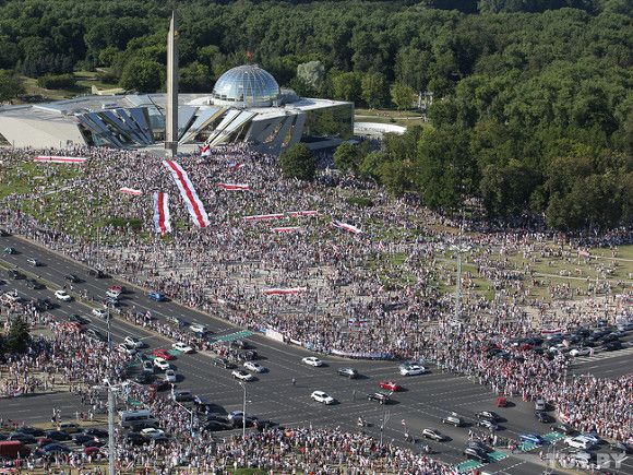 Тысячи жителей Минска вновь вышли протестовать и объявили минуту молчания