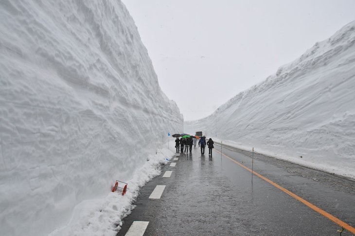 Прогулка по снежной долине Японии