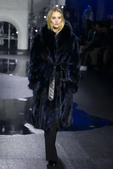 Рози Хантингтон-Уайтли и сын Виктории Бекхэм на подиуме, Джейсон Стэтхем и Кейт Мосс в зале на показе Burberry jeff spicer,айрис лоу,Барри Кеоган,ВИКТОРИЯ БЕКХЭМ,джейсон стэтхем,Джеффри Эпштейн,джуд лоу,Дэвид Бекхэм,Кейт Миддлтон,Кейт Мосс,король карл (iii),ника хилтон,поппи делевинь,принц Уильям,Рози Хантингтон-Уайтли,экс-принц эндрю