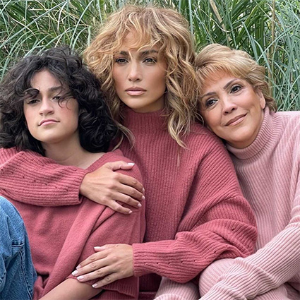 Не только свидания с Аффлеком: Дженнифер Лопес посетила выставку вместе с дочерью Эммой Не только свидания с Аффлеком: Дженнифер Лопес посетила выставку вместе с дочерью Эммой Звездный стиль