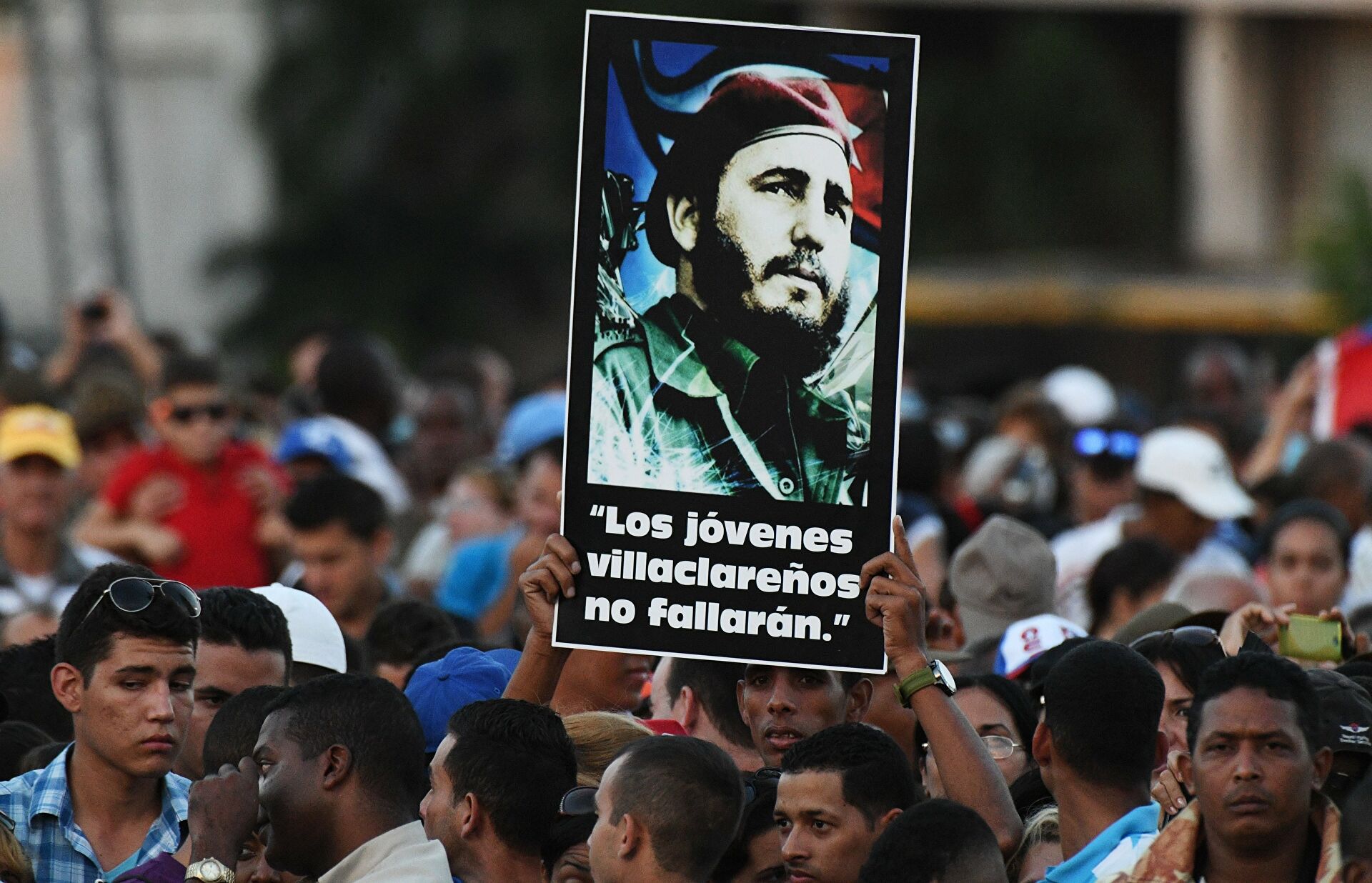 Кубинцы во время митинга в память об ушедшем из жизни лидером кубинской революции Фиделе Кастро на площади Революции в Гаване - РИА Новости, 1920, 24.11.2021