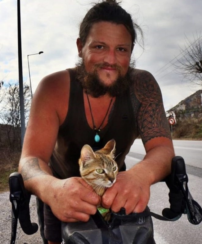 Голодный котенок, которого спас мужчина, отважно путешествует с ним по белу свету на велосипеде Голодный котенок, которого спас мужчина, отважно путешествует с ним по белу свету на велосипеде истории из жизни