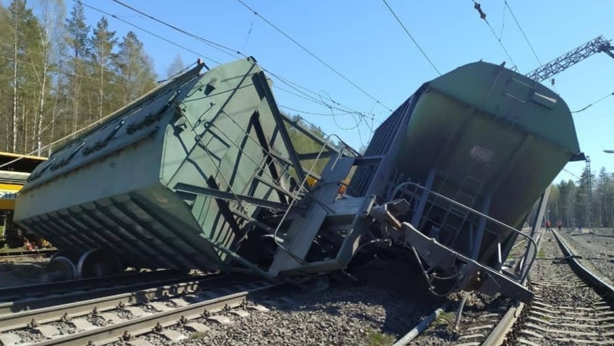 Три вагона грузового поезда сошли с рельсов в Свердловской области