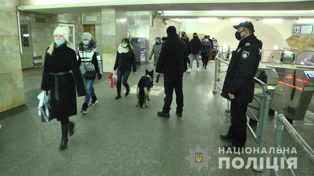 Полиция задержала в метро харьковчанина с 12 граммами героина. Теперь ему грозит столько же лет тюрьмы. Фото: Нацполиция