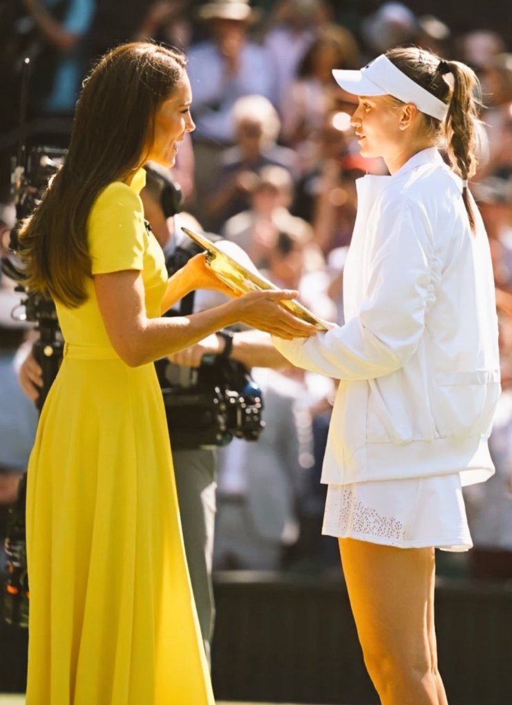 Кейт Миддлтон в ярком платье наградила россиянку, победившую в финале Уимблдона