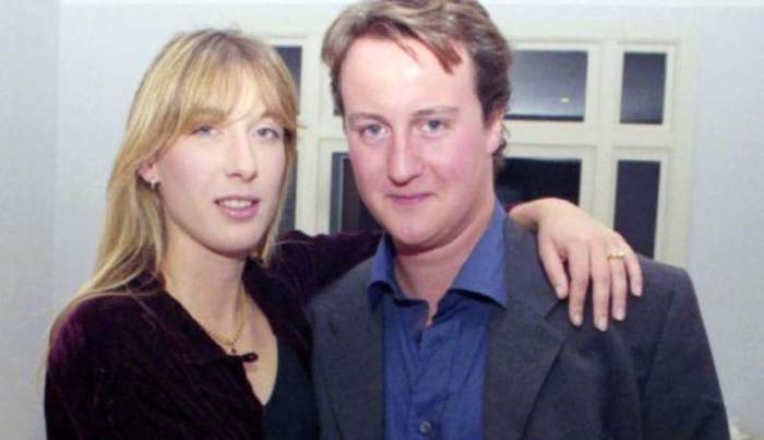 На фотографии 1990 года Кэмерон со своей еще пока будущей супругой Самантой Гвендолин Шеффилд, в 2010 году активный политик занял пост премьер-министра Великобритании.