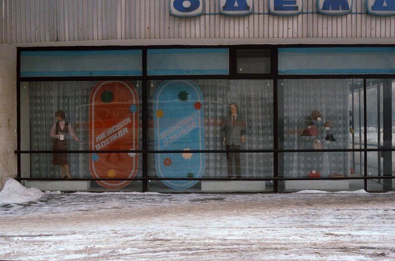 Год 1984: Атмосферные фотографии советской Москвы и москвичей столицы, районе, голландец, Предлагаем, автомобильную, настоящую, Москве, найти, умудрился, ЦПКиО12Автор, Горького11Аттракционы, Парке, пальто10«Следы, капитализма», ВДНХ14Такие, однотипные, одеты, женщины, Кремле, экскурсии