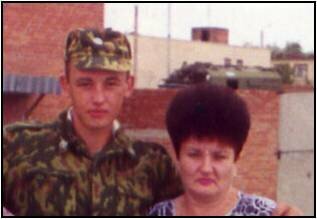 Герой Российской Федерации младший сержант Олег Проценко с мамой. 