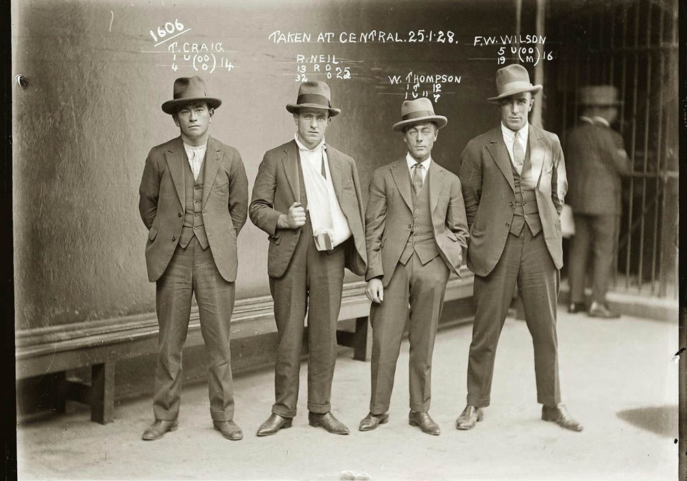 Портреты преступников 1920-х годов пометке, уголовного, сказано, справа, клиентов, мафию, слева, мафии, Работал, целью, «Очень, Чикаго, гангстеров, после, ценных, опасны, очень, полиции, болтливых, После