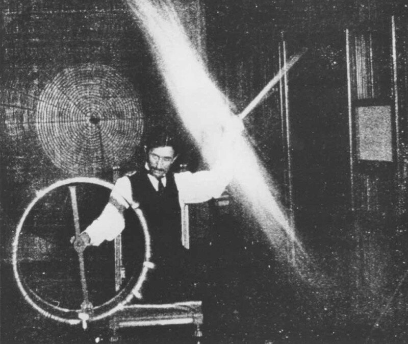 9. Тесла проводит эксперименты с беспроводным электричеством в 1899 году жизнь, исторические фото, история, прошлое, фото
