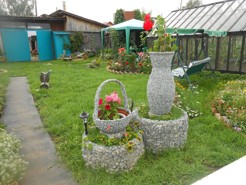 Делаем стильные садовые кашпо из щебенки и пластиковых цветочных горшков