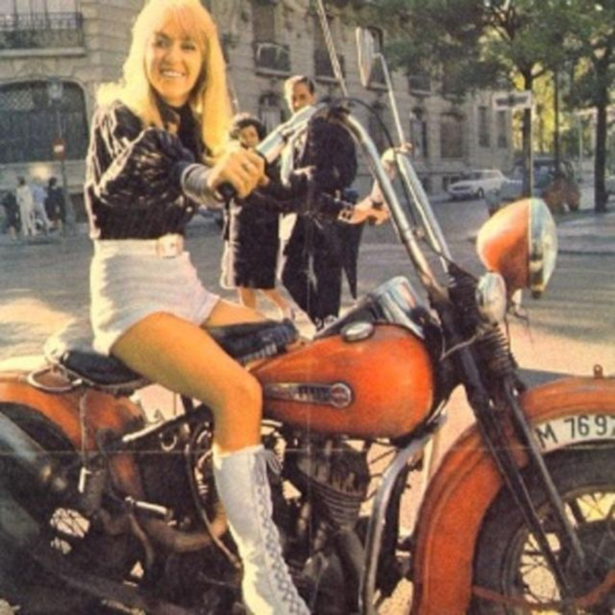 20 винтажных фото девчонок в коротеньких шортах на крутых мотоциклах авто и мото,автоновости