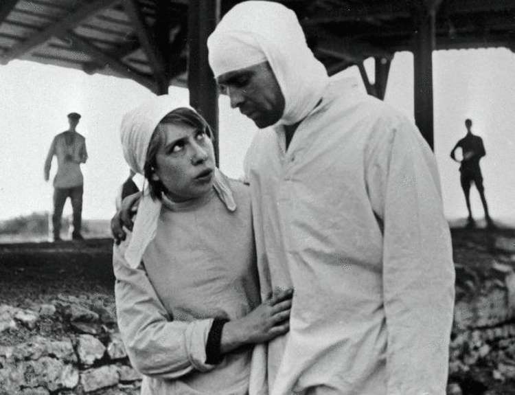 «Ты у меня красавица». Как роль Бабы-яги перевернула жизнь Инны Чуриковой и подарила любовь всей жизни актрисы