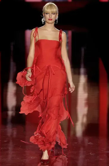 Каролина Куркова на показе Valentino Couture осень-зима — 2003