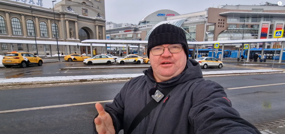 Рассел, живущий в Апрелевке Московской области австралиец, решил отправиться на станцию метро Киевскую, чтобы продемонстрировать, куда заходил скандальный американский журналист Такер Карлсон в Москве.