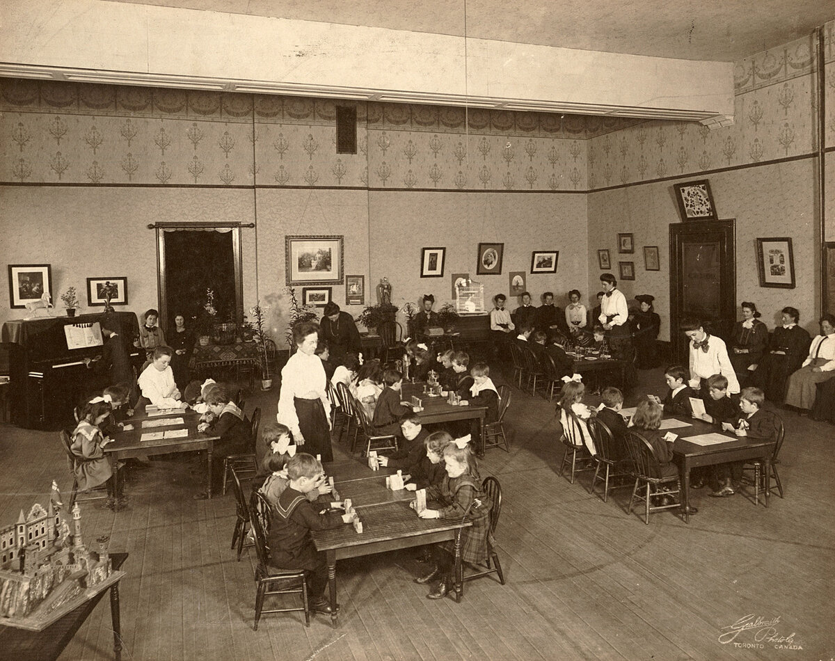 Студенты-практиканты в детском саду. 1898 год