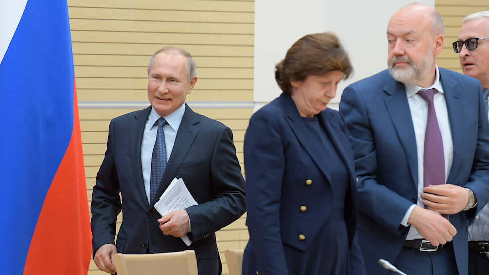 Президент России Владимир Путин, помощник президента - начальник государственно-правового управления президента Лариса Брычева, председатель комитета Госдумы по госстроительству и законодательству Павел Крашенинников и президент Российского союза промышленников и предпринимателей (РСПП) Александр Шохин
