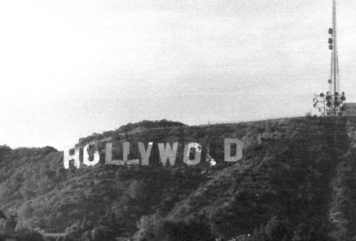 В 1978 году достопримечательность пришла в такое ужасное состояние, что «Hollywood» превратился в «HuLLYWO D» / Фото: ru.wikipedia.org В 1978 году достопримечательность пришла в такое ужасное состояние, что «Hollywood» превратился в «HuLLYWO D» / Фото: ru.wikipedia.org