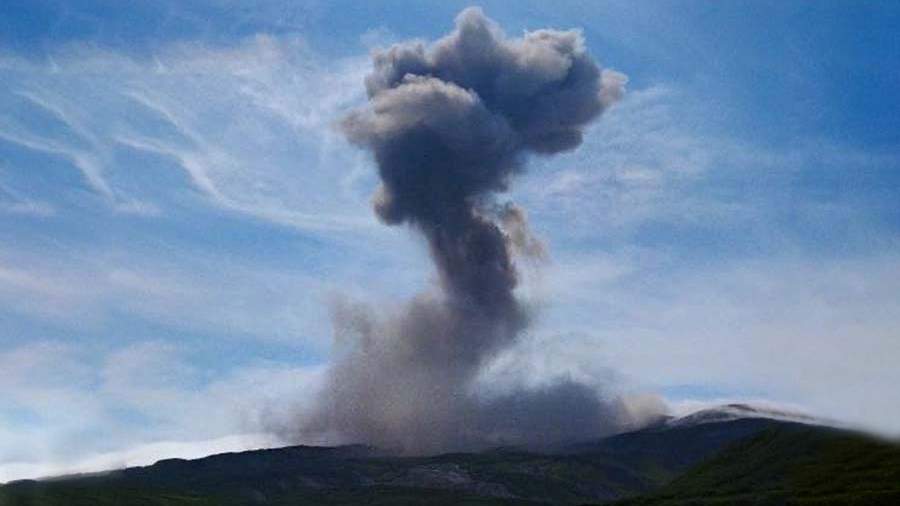 На Курилах вулкан Эбеко выбросил пепел на высоту 2,5 км
