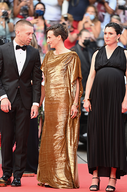 Канны-2021: Джорджина Родригес, Стелла Максвелл, Луи Гаррель, Александр Кузнецов на премьере фильма "Франция" Красная дорожка