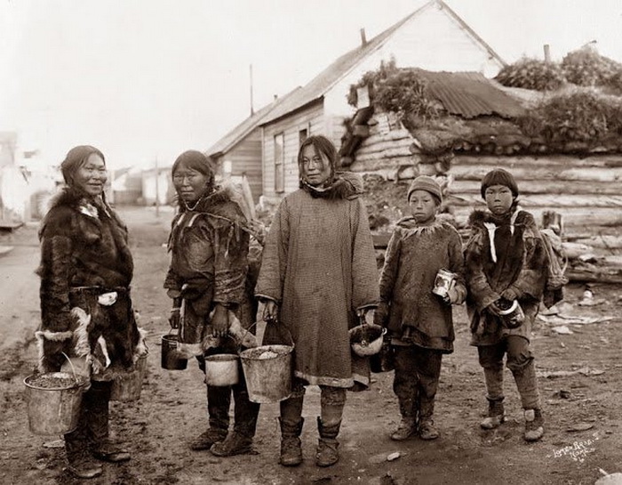 Собирательницы ягод. женщины народности инуиты. Аляска, начало 1900-х гг.