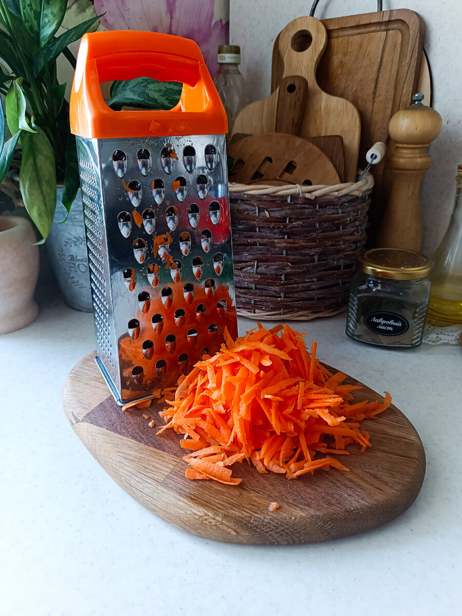 Он удивит вас своей лёгкостью и разнообразием оттенков вкуса: нежная мякоть вареной курицы, в сочетании с яркими взрывами болгарского перчика, сочной моркови и пикантного чесночка.-5