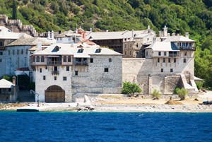 Aton/></p>
<p>Мальчику удалось бежать от турок, но вскоре после этого он тяжело заболел и, опасаясь смерти, призвал к себе священнослужителя, который посоветовал ему отправиться в монастырь на Афоне, где он будет искать покаяния. </p>
<p>После выздоровления Лука по рекомендации христианского священнослужителя поступил в Иверско-Афонский монастырь, где укрепил свою христианскую веру. </p>
<p>После выхода из монастыря мальчик отправился к судье, где рассказал, как его насильно обрезали турки, но он полон решимости защищать свою религию. </p>
<p>Разгневанные мусульмане приковали Луку цепями в тюрьме и, не сумев заставить его обратиться в турок, повесили его 23 марта 1802 года. </p>
<p>Тело 16-летнего юноши пролежало на виселице 3 дня, после чего турки выбросили труп Луки в море, потому что от него начал доноситься необыкновенный аромат.</p>