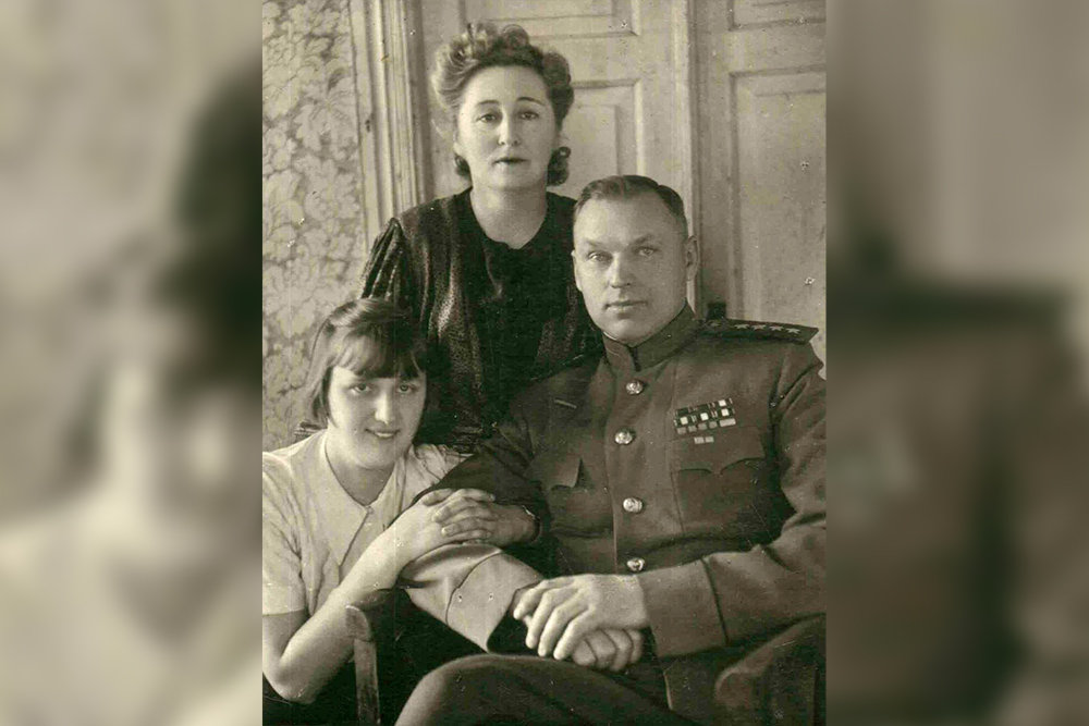 Константин Рокоссовский с женой Юлией и дочерью Ариадной. Фото: из семейного архива