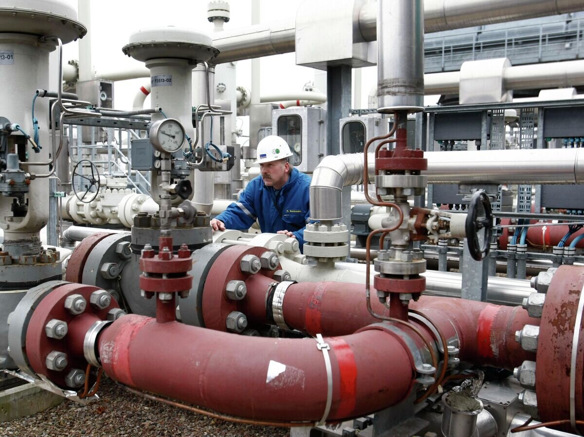    Рабочий на газовом хранилище в Редене, Германия© AP Photo / Joerg Sarbach