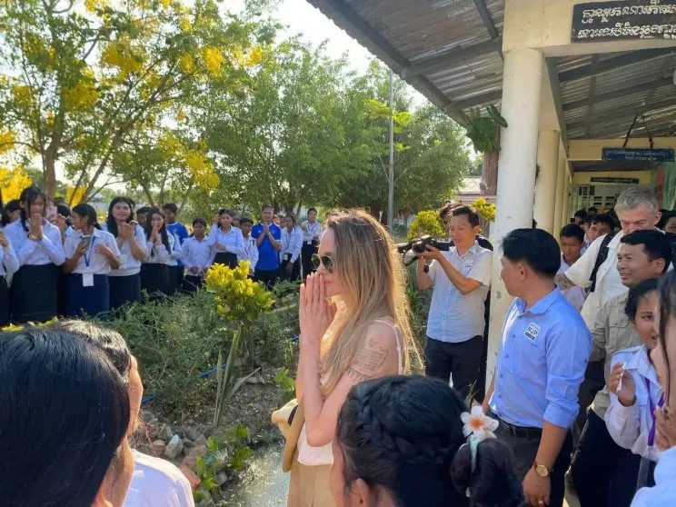 Анджелина Джоли появилась на публике в Камбодже ДжолиАнджелина, Джоли, актриса, Анджелина, детей, вместе, спустя, развод, провинции, Баттамбанг, детьми, Камбоджу, посетила, Вивьен, Шайло, усыновил, троих, родила, первую, свадьбу