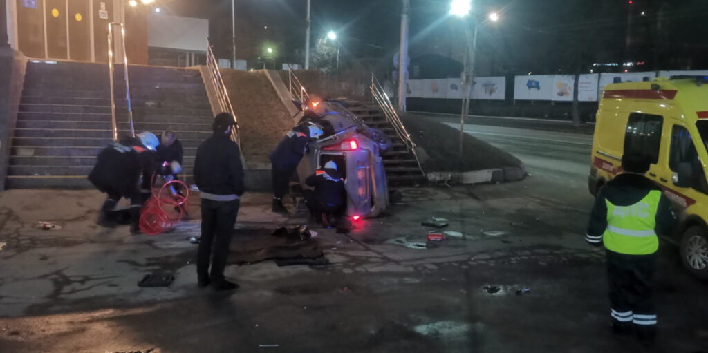 В Рязани автомобиль врезался в лестницу пенсионного фонда на Московском шоссе