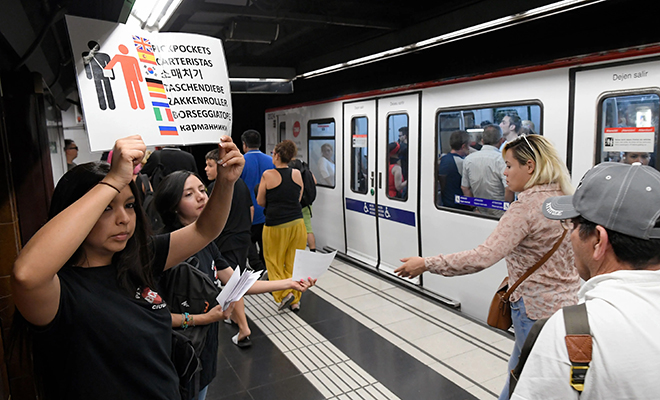 Туристка достала телефон в Барселоне для заказа такси. Через секунду мимо пролетел велосипедист и она осталась без техники п,Культура [1134516]